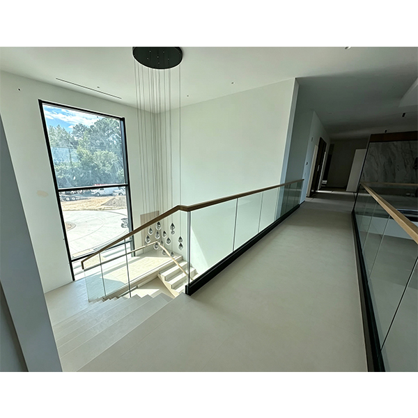 Floating staircase with glass balustrade